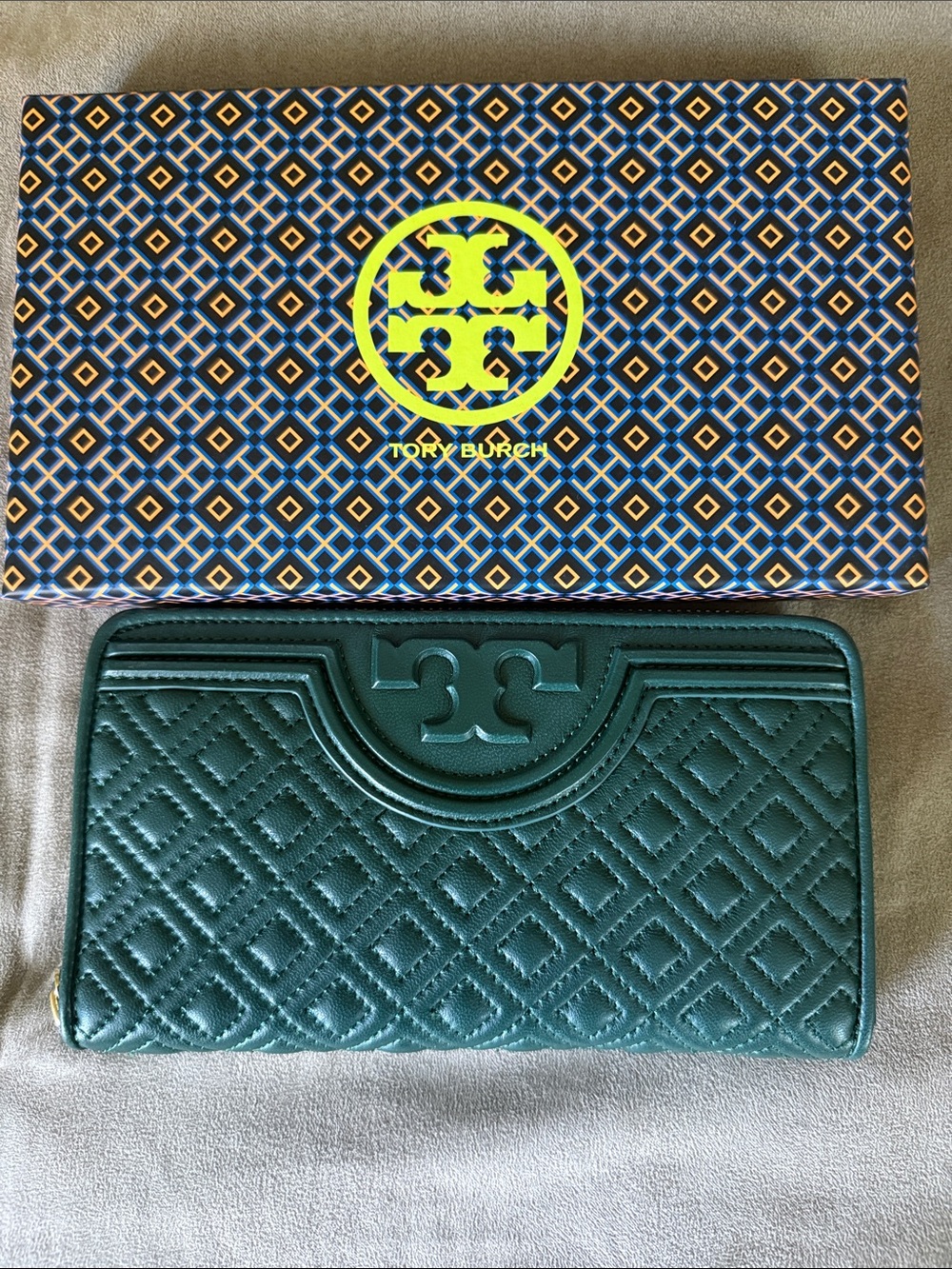 Brand new!!! Tory Burch Emerald Green Quilted Leather Zip-Around Wallet